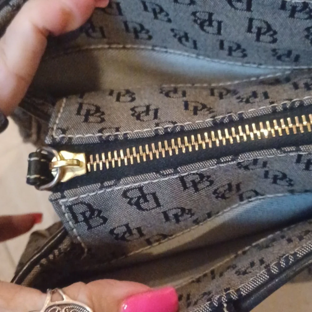 Classy Dooney & Bourke Signature Shoulder Bag - Picture 4 of 16